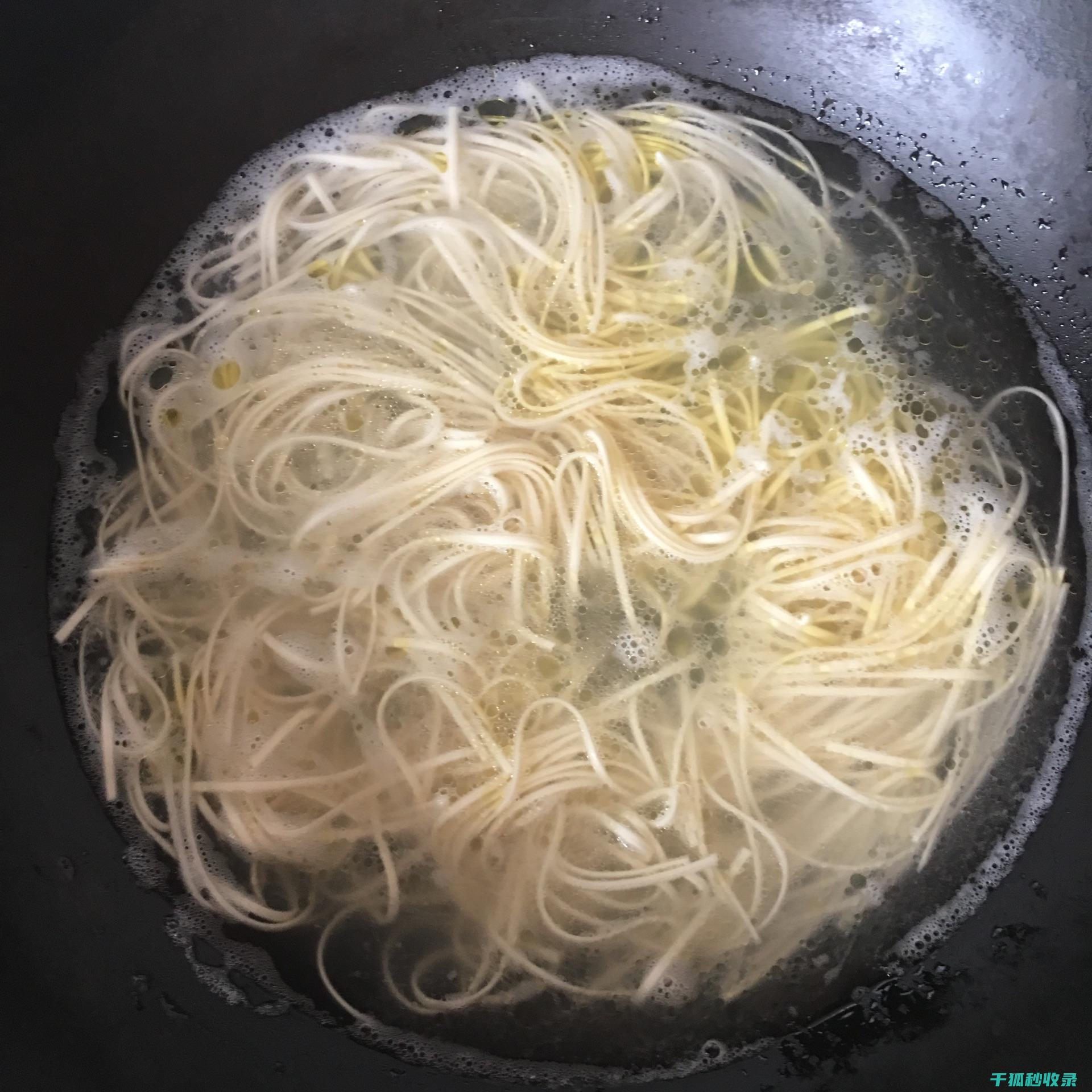 煮面不粘连？这些小技巧帮你轻松搞定 (煮面不粘连)