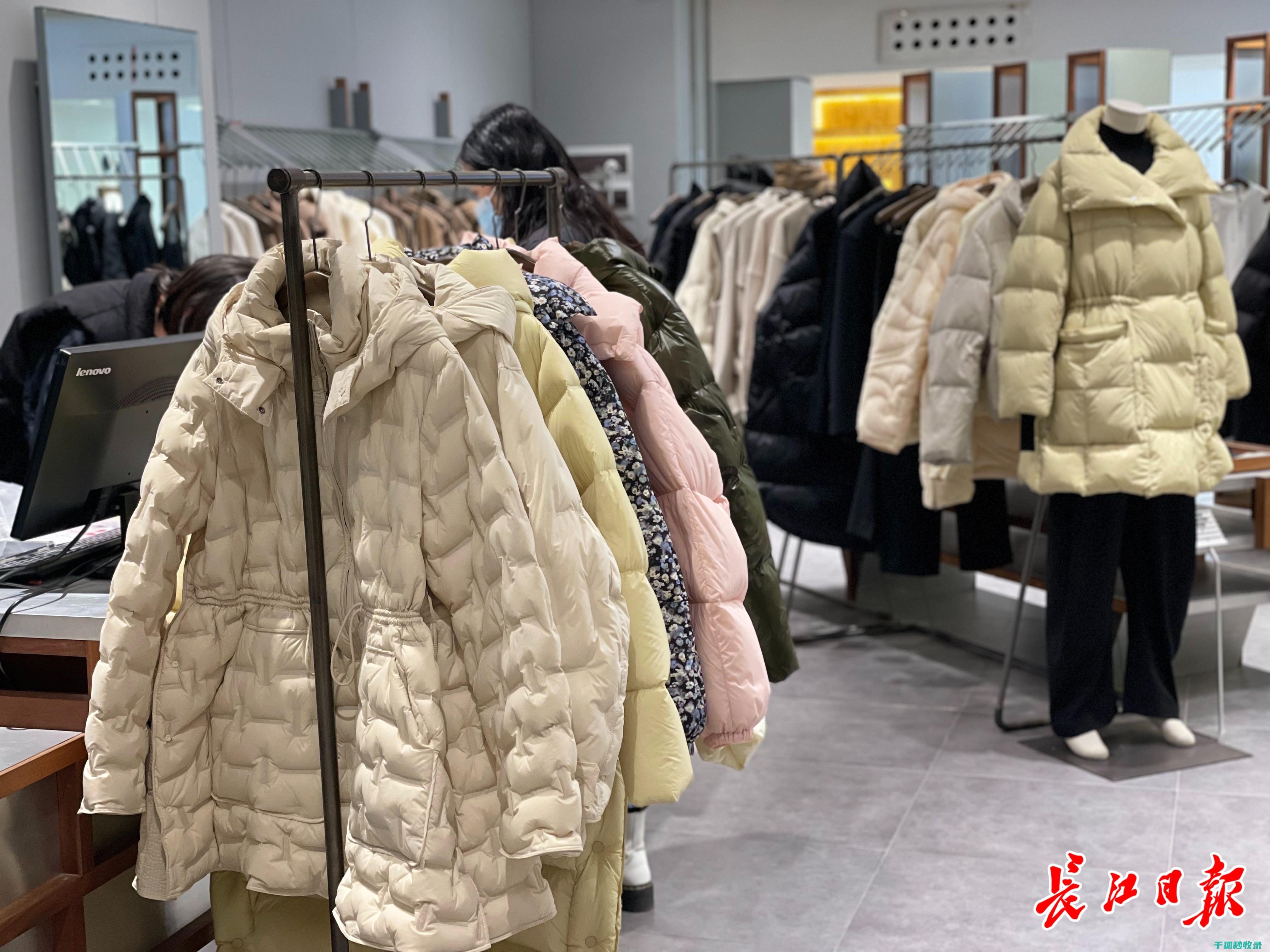 羽绒服去味小技巧：让你的冬装散发迷人香气 (羽绒服去味小妙招)
